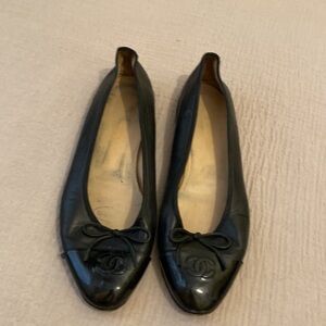 Chanel Black Leather Flats with Bow Detail. Size 41 1/2